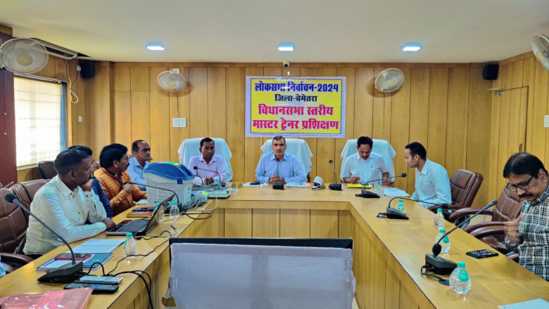 आगामी लोकसभा सामान्य चुनाव को लेकर विधानसभावार मास्टर ट्रेनरों को दिया गया प्रशिक्षण कलेक्टर बोले प्रशिक्षण के दौरान किसी तरह की समस्याएं हो तो दूर कर लें