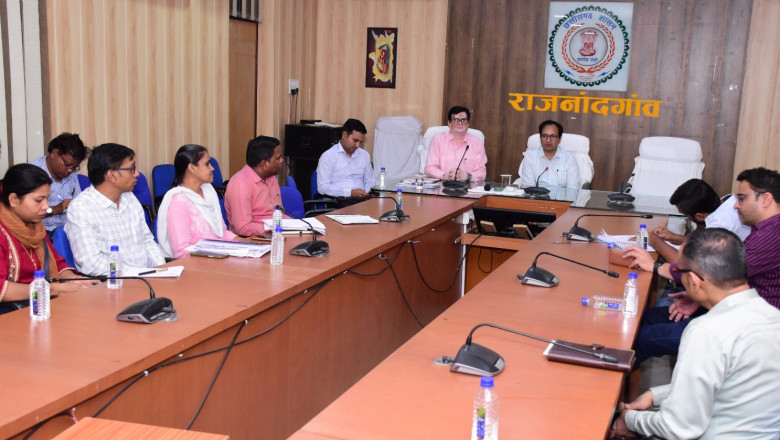 कलेक्टर एवं जिला निर्वाचन अधिकारी ने जिले के प्रिंटर्स, पेट्रोल पंप संचालक, पब्लिशर्स, मोबाईल सेवा प्रदाता, पोस्टल विभाग की ली बैठक