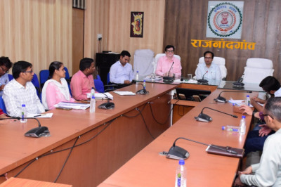 कलेक्टर एवं जिला निर्वाचन अधिकारी ने जिले के प्रिंटर्स, पेट्रोल पंप संचालक, पब्लिशर्स, मोबाईल सेवा प्रदाता, पोस्टल विभाग की ली बैठक