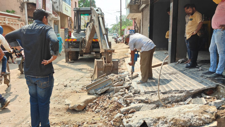 लेबर कालोनी व तुलसीपुर क्षेत्र में निगम आयुक्त प्रातः सफाई व निर्माण कार्य का लिया जायजा