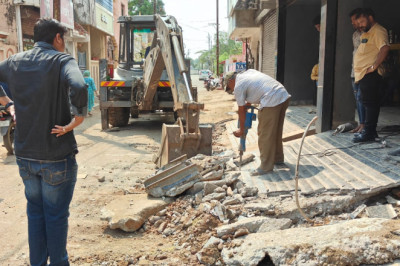 लेबर कालोनी व तुलसीपुर क्षेत्र में निगम आयुक्त प्रातः सफाई व निर्माण कार्य का लिया जायजा