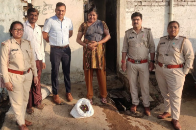 अवैध रूप से देशी मदिरा विक्रय करते महिला गिरफ्तार