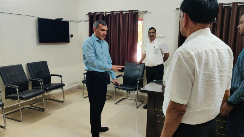 कलेक्टर शर्मा पहुँचे मीडिया मॉनिटरिंग कक्ष