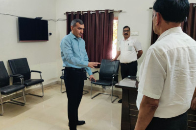 कलेक्टर शर्मा पहुँचे मीडिया मॉनिटरिंग कक्ष