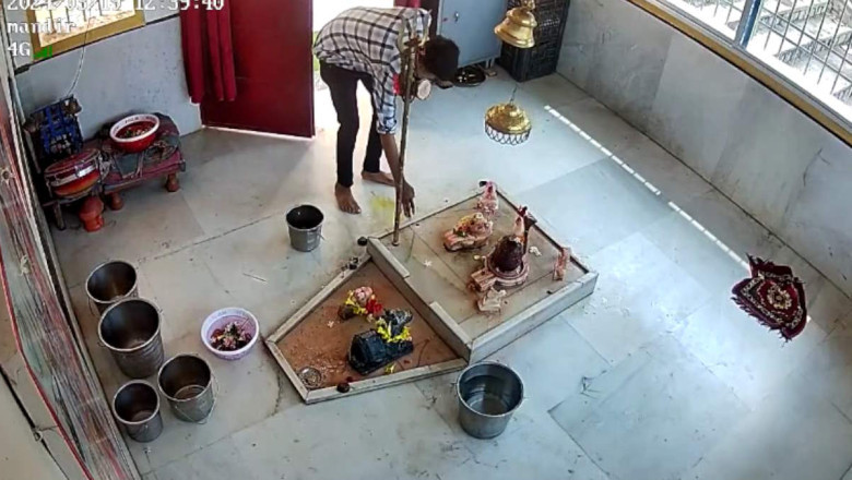 भगवान को पहले किया प्रणाम, फिर पूजा सामग्री  की चोरी की ..