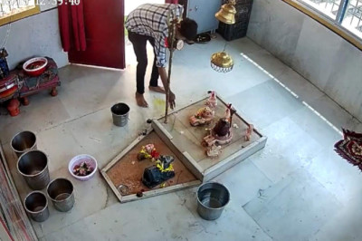 भगवान को पहले किया प्रणाम, फिर पूजा सामग्री  की चोरी की ..