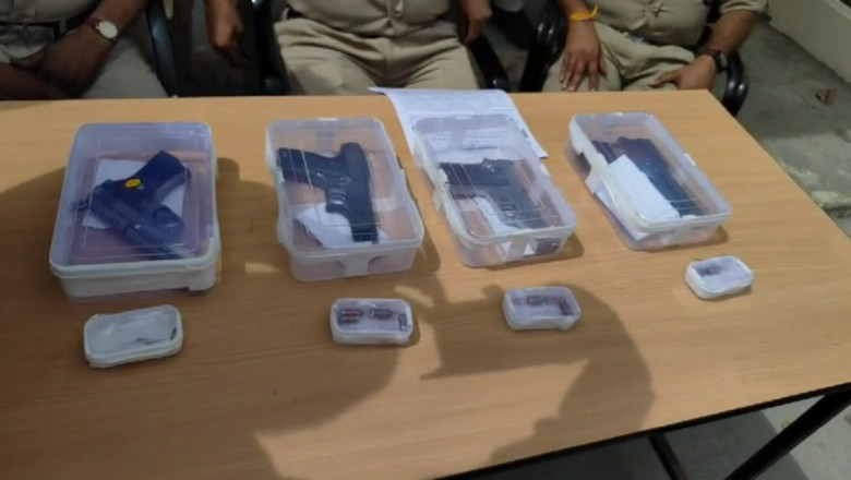 रतलाम जिले में अवैध हथियार के साथ पुलिस ने चार आरोपी को गिरफ्तार किया 4 पिस्टल और 9 जिंदा कारतूस जब्त, कोड वर्ड में करते थे डील