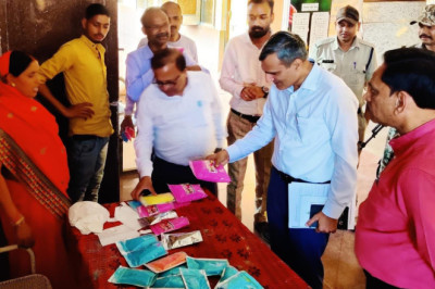 जिला प्रशासन के अधिकारी इस बार हर्बल गुलाल के रंगों से अपने परिवार के लोगों के साथ होली का पर्व मनाएंगे