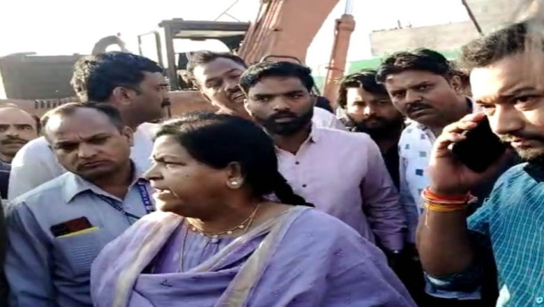 नगर निगम की टीम अवैध निर्माणों को तोड़ने पहुंची विधायक ने दी अधिकारी को धमकी: कहा- ‘नहीं गए तो मरोगे’, रहवासियों ने मचाया हंगामा
