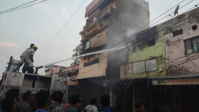 दो दुकानों में लगी भीषण आग, सिलेंडर भी हुआ ब्लास्ट, लाखों का सामान जलकर खाक