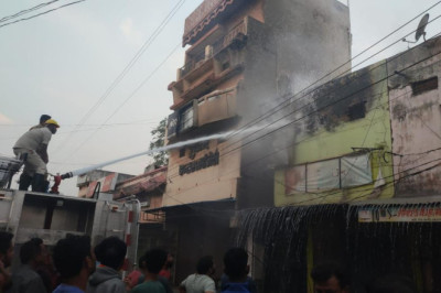 दो दुकानों में लगी भीषण आग, सिलेंडर भी हुआ ब्लास्ट, लाखों का सामान जलकर खाक