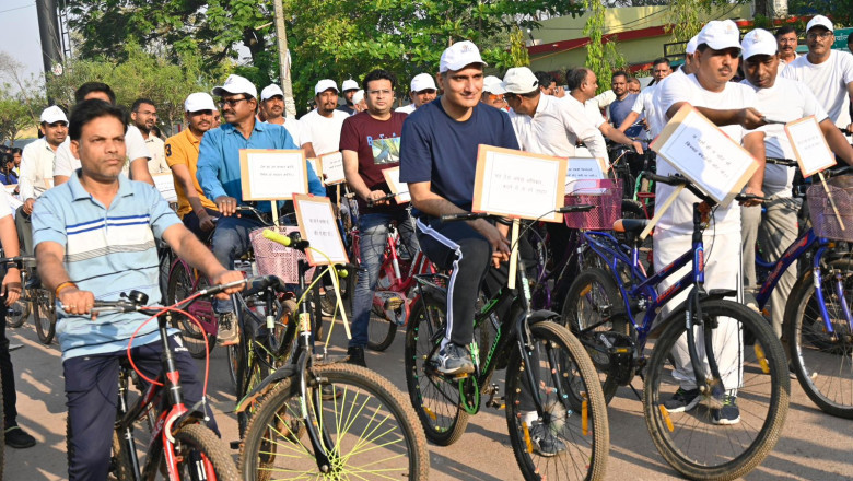 मतदाताओं को जागरूक करने निकली सायकल रैली  कलेक्टर की सायकल की आगे तख़्ती में लिखा मत देना अपना अधिकार ,बदले में ना लो उपहार लिखा