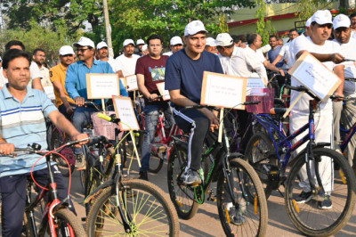 मतदाताओं को जागरूक करने निकली सायकल रैली  कलेक्टर की सायकल की आगे तख़्ती में लिखा मत देना अपना अधिकार ,बदले में ना लो उपहार लिखा