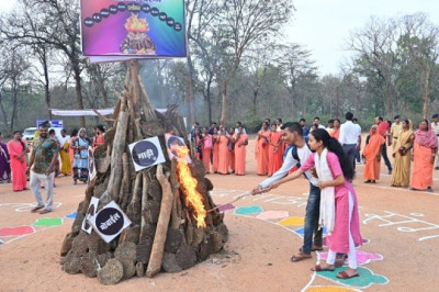 मतदाता जागरूकता के तहत लोगों ने प्रलोभन रूपी होलिका दहन कर लालच मुक्त होकर मतदान करने का दिया संदेश