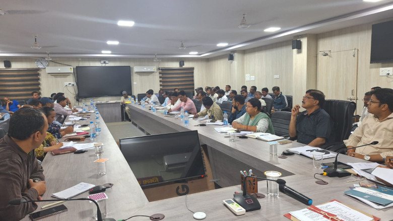 कलेक्टर ने ली सेक्टर अधिकारियों की बैठक  - मतदान केंद्रों में आवश्यक व्यवस्था सुनिश्चित करने के दिये निर्देश