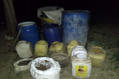 अवैध शराब के ठिकानों पर पुलिस की दबिश, 2 लाख रुपये से ज्यादा के महुआ शराब जब्त, 4 आरोपी फरार