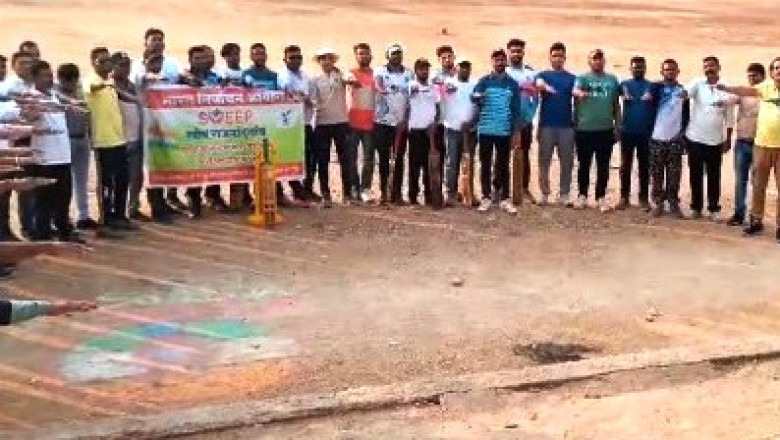 महिलाओं ने क्रिकेट खेलकर जिले में शत प्रतिशत मतदान के लिए किया आव्हान