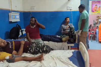 CRPF जवानों से भरी एंबुलेंस पलटी, 11 जवान समेत 1 ड्राइवर घायल-
