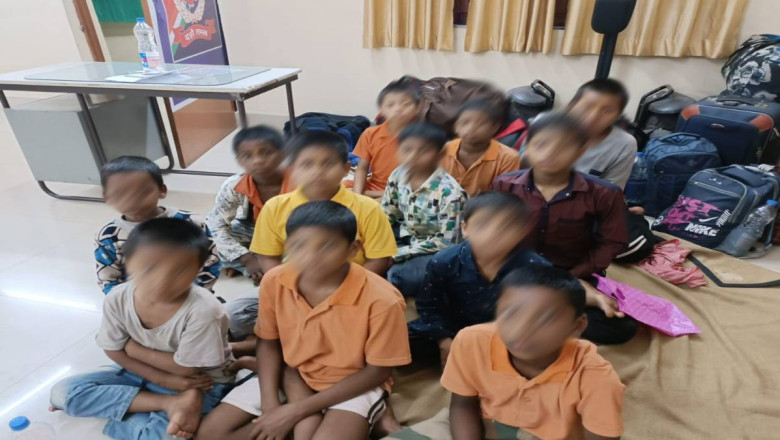 RPF टीम को रेलवे स्टेशन में लावारिस हालात में मिले 12 बच्चें, पुलिस ने चाइल्ड हेल्प लाइन को सौंपा