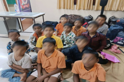 RPF टीम को रेलवे स्टेशन में लावारिस हालात में मिले 12 बच्चें, पुलिस ने चाइल्ड हेल्प लाइन को सौंपा
