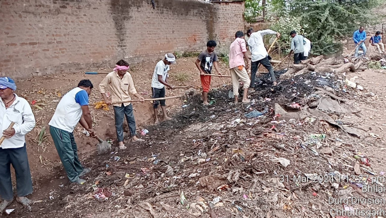 क्षेत्र में चल रहे सफाई कार्यो का आयुक्त ने किया अवलोकन