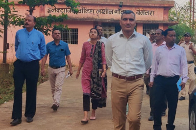 जिलाधीश ने ईवीएम, वीवीपैट, वेयर हाउस और परिसर की सुरक्षा व्यवस्था देखी