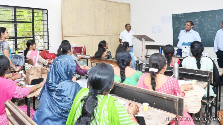 कलेक्टर अग्रवाल ने महिला, दिव्यांग एवं युवा मतदान कर्मियों के प्रशिक्षण का किया निरीक्षण
