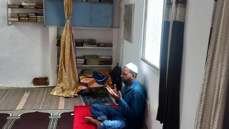 मस्जिदों में एतकाफ पर बैठ शहरभर के लिए कर रहे दुआएं