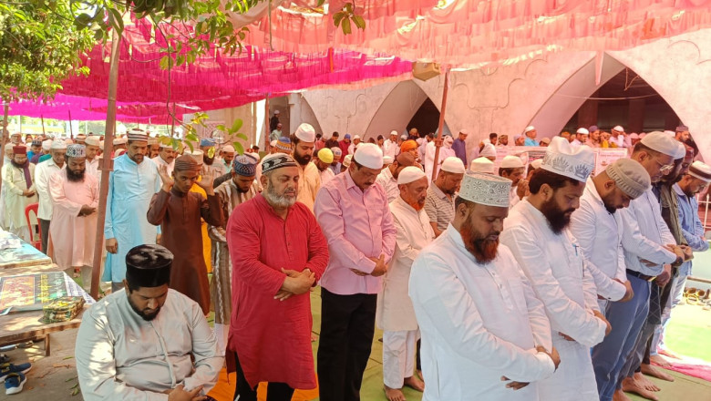 अलविदा जुमा में जुटे हजारों नमाजी, दुआओं में उठे हाथ