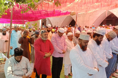 अलविदा जुमा में जुटे हजारों नमाजी, दुआओं में उठे हाथ