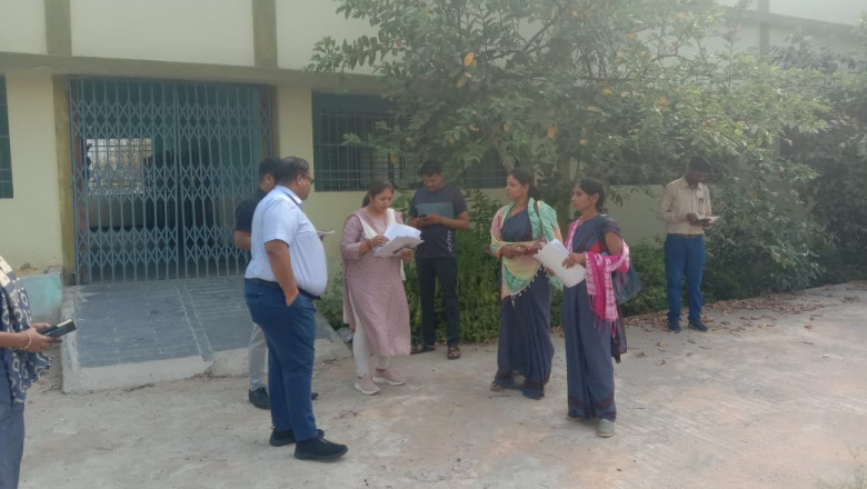 कलेक्टर अग्रवाल ने राजिम नगर के 11 मतदान केन्द्रों का किया औचक निरीक्षण