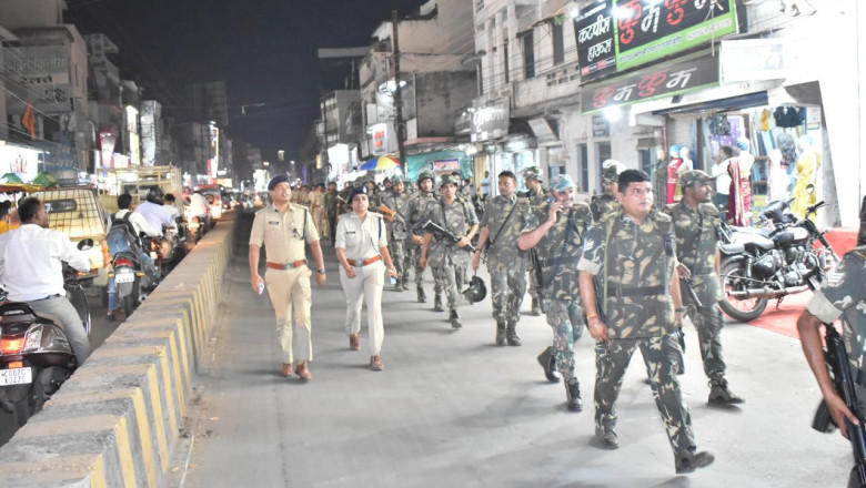 पुलिस एवं प्रशासनिक अधिकारियों व्दारा दुर्ग क्षेत्र में किया गया फ्लैग मार्च