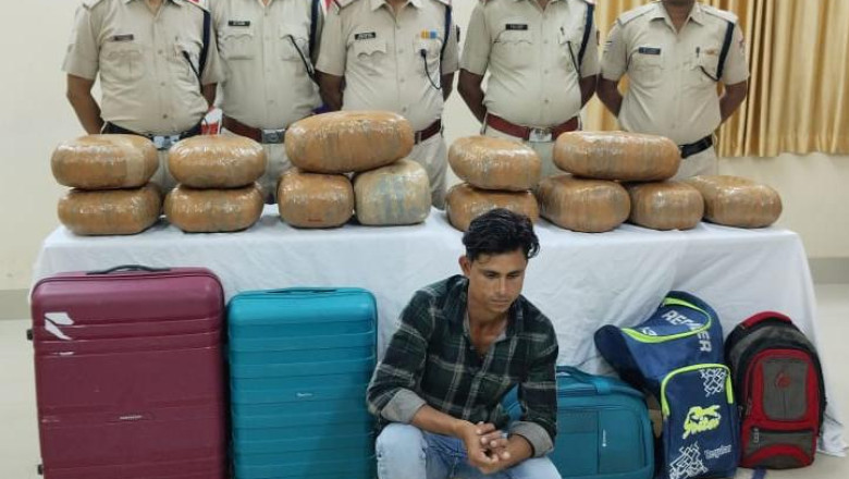 AC बोगी में सफर कर 68 किलो गांजा ले जा रहा था तस्कर,13.65 लाख का गांजा जब्त ..