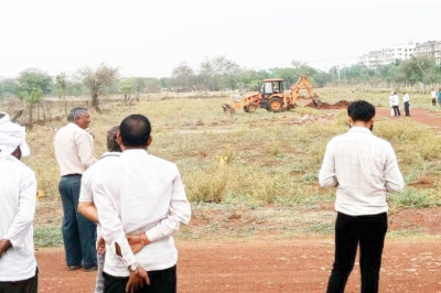 बुलडोजर से की कार्रवाई 7 एकड़ में ही अवैध प्लाटिंग की तैयारी…