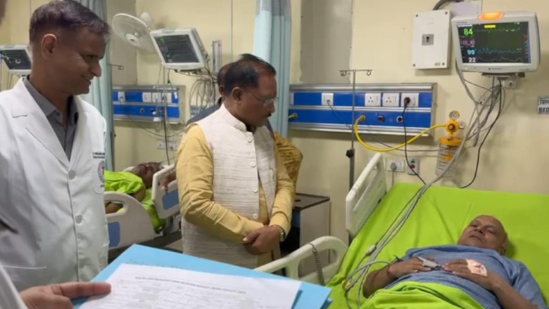 कुम्हारी में बीती रात हुए बस दुर्घटना के घायलों से मुलाकात करने एम्स पहुंचे मुख्यमंत्री विष्णुदेव साय, कहा- बख्शे नहीं जाएंगे घटना के दोषी…