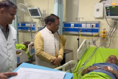 कुम्हारी में बीती रात हुए बस दुर्घटना के घायलों से मुलाकात करने एम्स पहुंचे मुख्यमंत्री विष्णुदेव साय, कहा- बख्शे नहीं जाएंगे घटना के दोषी…