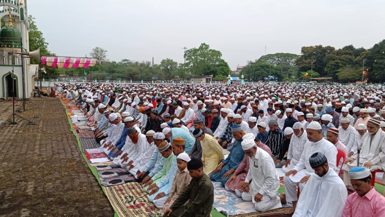 दुआओं में उठे हाथ, गले मिलकर दी मुबारकबाद
