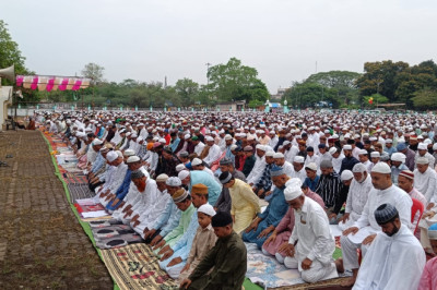 दुआओं में उठे हाथ, गले मिलकर दी मुबारकबाद