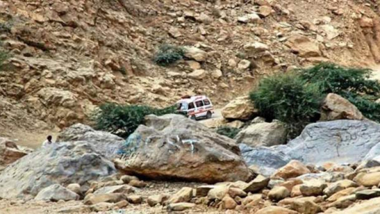 पाकिस्तान में  ईद के मौके पर बस से जा रहे थे दरगाह सड़क दुर्घटना में 17 की मौत