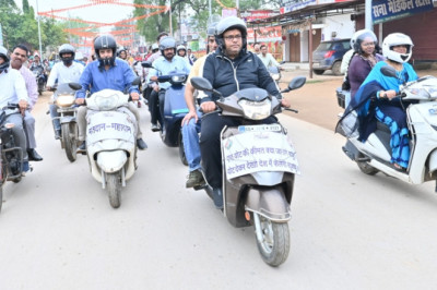 कलेक्टर, एसएसपी और सीईओ ने बाईक चलाकर शत-प्रतिशत मतदान करने का दिया संदेश मतदाता जागरूकता के तहत बाईक रैली में हजारों की संख्या में शामिल हुए अधिकारी-कर्मचारी एवं शिक्षक