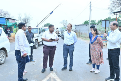 प्रेक्षक अनिल कुमार अग्रवाल ने राजिम विधानसभा क्षेत्र के  मतदान केन्द्र और जांच नाका का किया औचक निरीक्षण