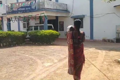 9 माह के दूध मूहे बच्चे को लेकर पुलिस थाने पहुंची मां... पति पर लगाया ये आरोप