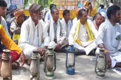 आजादी के बाद अब तक नहीं पहुंची यहां बिजली, लालटेन लेकर कलेक्ट्रेट पहुंचे ग्रामीण