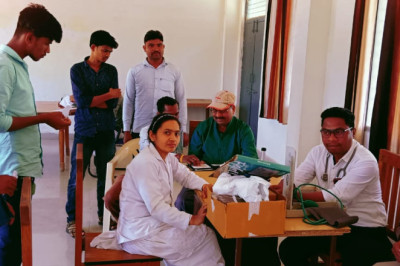 शासकीय एवं निजी विद्यालयों के बस चालक और परिचालकों का स्वास्थ्य परीक्षण किया गया