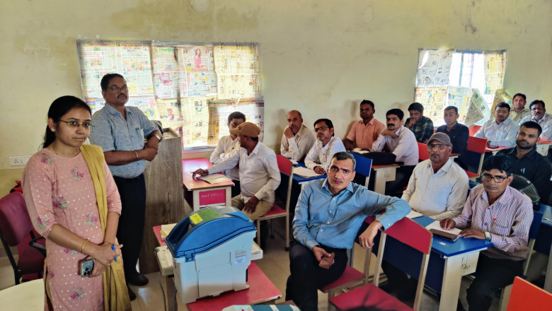 मतदाता जगरूकता हेतु नवाचारी अभियान,खालसा कॉलेज में हल्दी,पीला चावल नेवता कार्यक्रम: