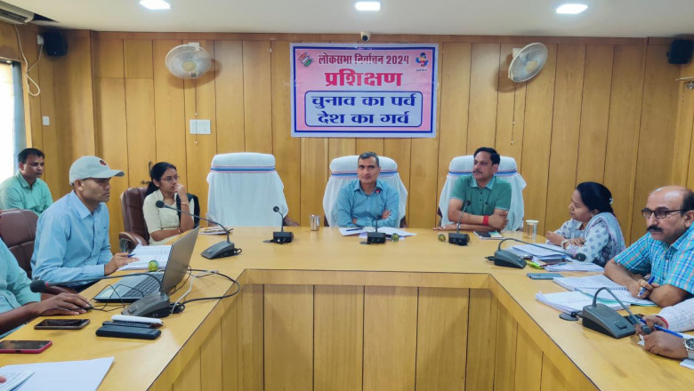 ’’डाक मतपत्र के मतदान व कर्मियों को दिया प्रशिक्षण निर्वाचन को सफलतापूर्वक संपन्न कराना हम सबकी जिम्मेदारी : कलेक्टर शर्मा