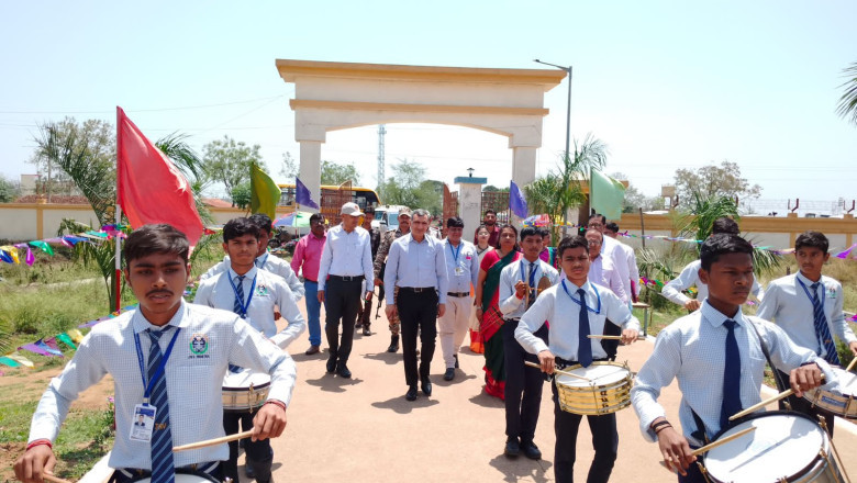 कलेक्टर शामिल हुए प्रेरणा कार्यक्रम में बच्चों को सुनाई एवं बच्चों से सामान्य ज्ञान के प्रश्न पूछे