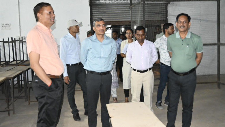 संभागायुक्त दुर्ग सत्यनारायण राठौर ने आज देर रात्रि ज़िला मुख्यालय स्थित मंडी परिसर पहुँच कर मतगणना की तैयारियों का  जायज़ा लिया