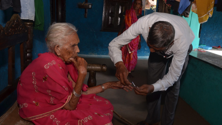 होम वोटिंग के माध्यम से घर पर मतदान कर 92 वर्षीय सुलखन सोनपिपरे लोकतंत्र के महापर्व में हुए शामिल