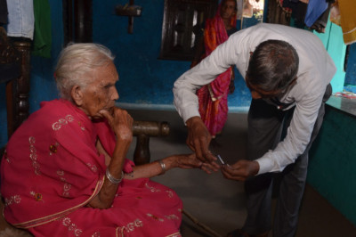 होम वोटिंग के माध्यम से घर पर मतदान कर 92 वर्षीय सुलखन सोनपिपरे लोकतंत्र के महापर्व में हुए शामिल